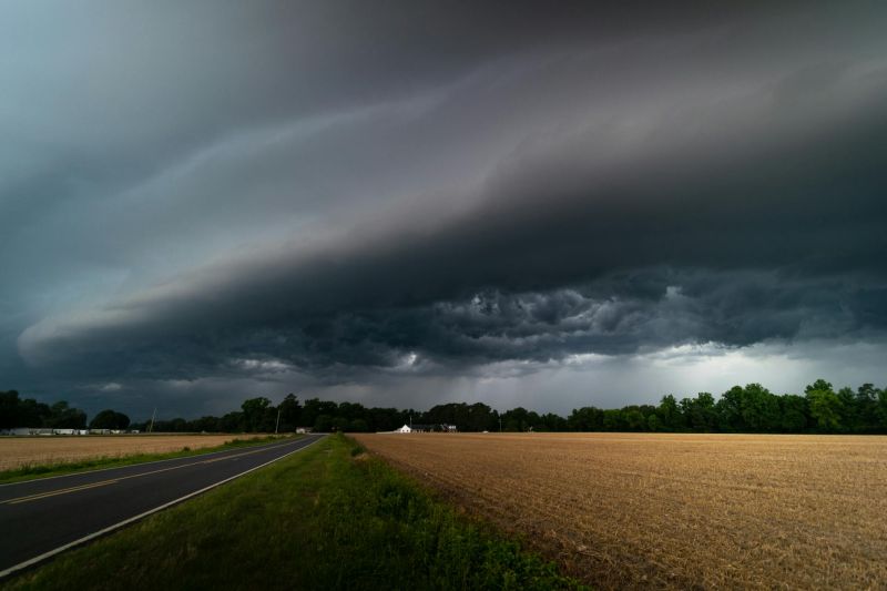 US severe weather outbreak: tornadoes, giant hail, flooding and strong winds threaten Midwest and Mississippi Valley