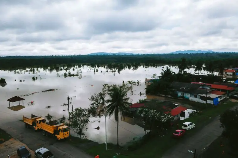 Hawaii flooding 2026, Kona storms hit Oahu and Maui, evacuations and $1 billion damage