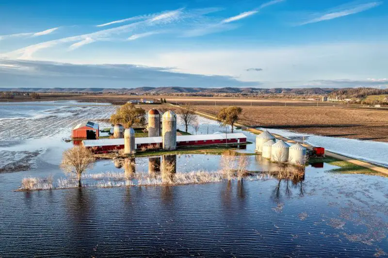 Floodwaters and Moving Ice Devastate Homes Near Black Lake in Michigan as Spring Rains and Snowmelt Overwhelm Waterways