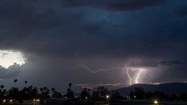 Rain and Thunderstorms Moving into Southern California