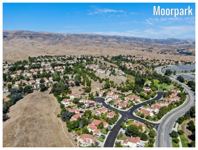 A residential estate in Moorpark, California, built to contrast the vast desert and hilly setting 