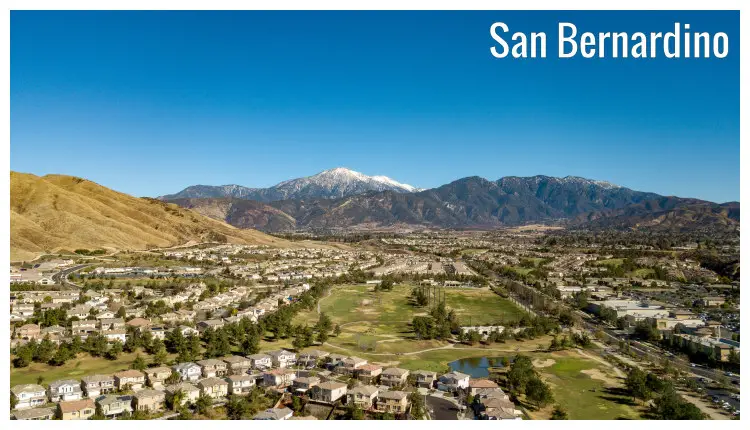 Scenic settlement spot on the foot of the iconic San Bernardino Mountains in California, with a view of the snow peaks of the San Gorgiono mountains Scenic settlement spot on the foot of the iconic San Bernardino Mountains in California, with a view of the snow peaks of the San Gorgiono mountains