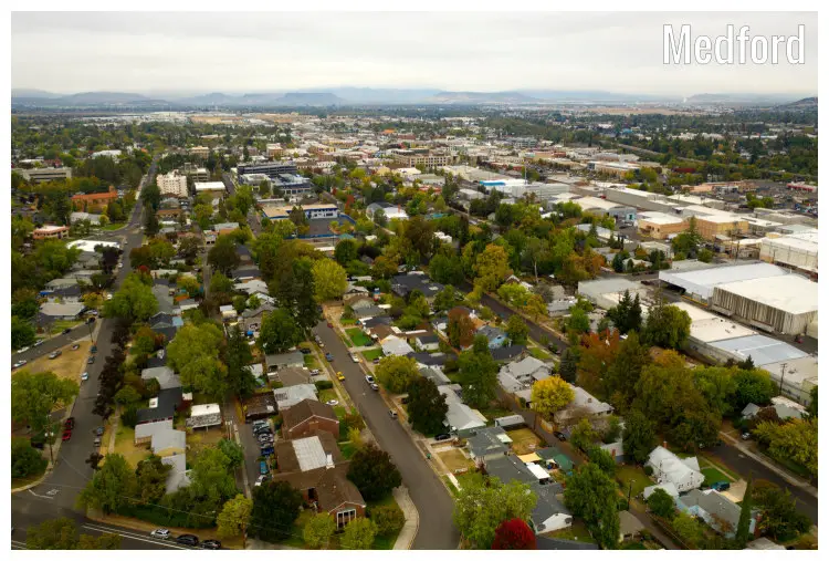 The calm city of Medford in Oregon, with a view of the clear roads and the colorful trees with the fall foliage beauty