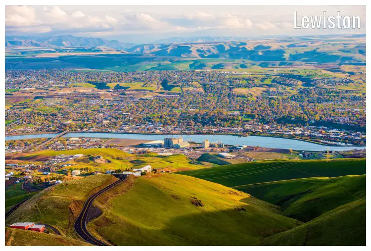 A scenic and dramatic landscape on both sides of the glorious Lewiston City in Idaho, and a clear view of the iconic Snake river passing through