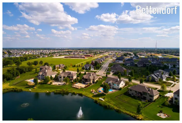 Modern homes in an estate in Bettendorf, Iowa, set in a luxurious and serene environment overlooking the calm sea out front