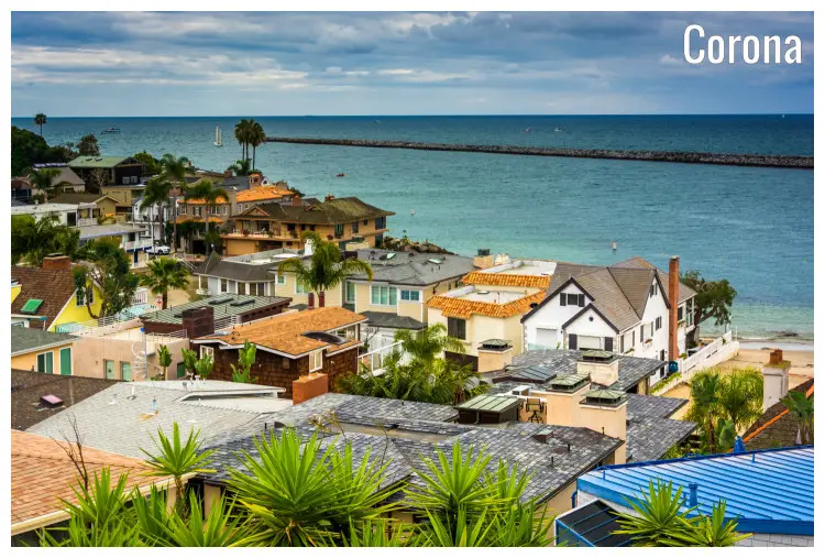 Colorful beach homes along the Pacific Ocean facing the calm turquoise-blue ocean water in Corona del Mar, California Colorful beach homes along the Pacific Ocean facing the calm turquoise-blue ocean water in Corona del Mar, California