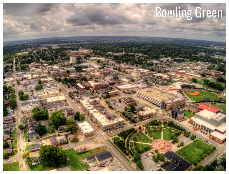 The intricate design and deep road vein network in the small town of Bowling Green, Kentucky The intricate design and deep road vein network in the small town of Bowling Green, Kentucky
