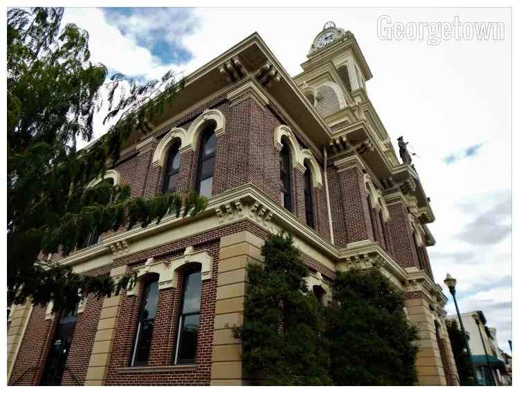 A beautiful architecture featuring the famous 1877 Second Empire Style, seen in the iconic courthouse of the county of Scott in Georgetown, Kentucky