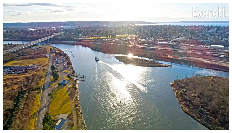 The large Snohomish River flowing near the city of Everett in Washington The large Snohomish River flowing near the city of Everett in Washington